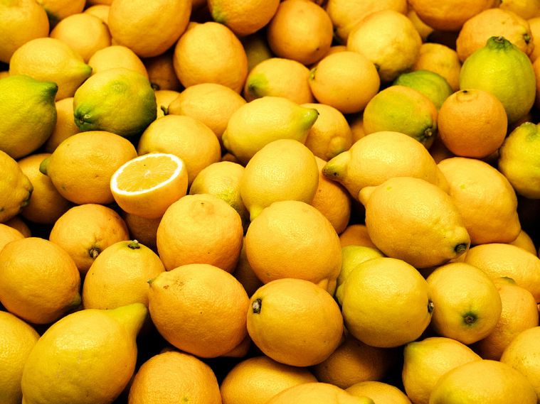 1024px-Valencia_market_-_lemons